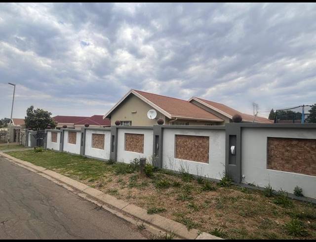 3 BEDROOM HOUSE FOR SALE IN KOSMOSPARK